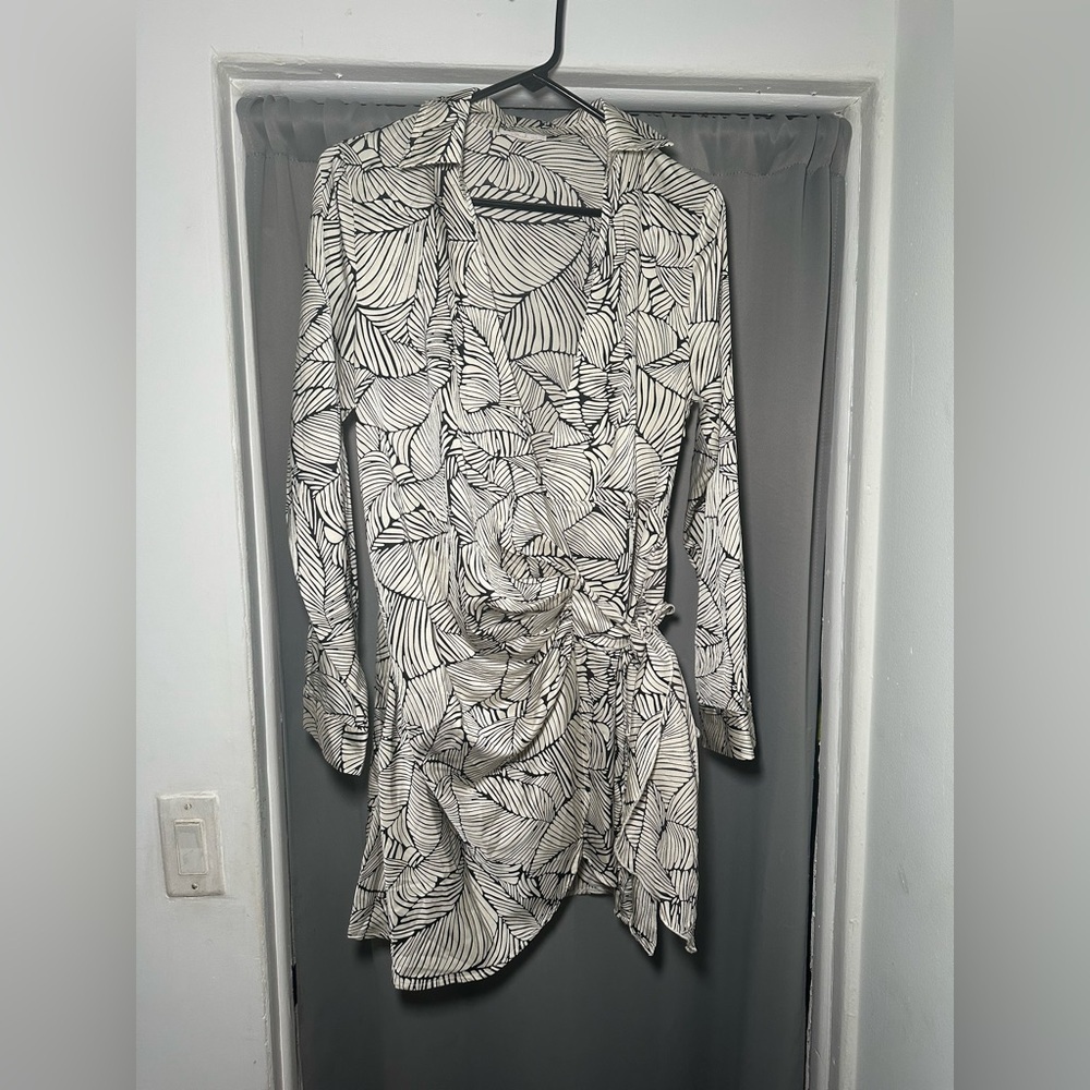 Black & White Leaf-Print Wrap Dress